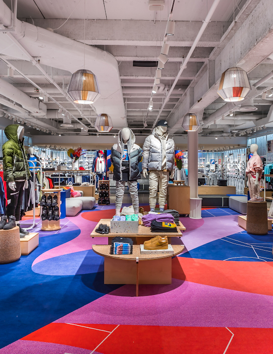 Studio Königshausen was pivotal in bringing the first Nike Live concept store to EMEA in Taby, Stockholm. Our design prioritised sustainability and innovation, creating a retail space exclusive to NikePlus loyalty program members. The store's interior emphasises the seamless integration of eco-friendly materials, underscoring a commitment to environmental consciousness. 